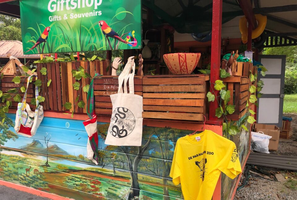 Giftshop paramaribo zoo